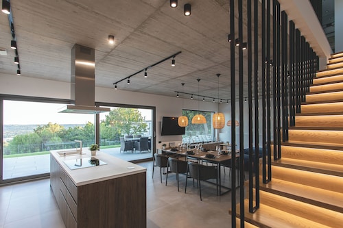 Panoramic Family Retreat w/ Mountain_Hot Tub_ 15-Minute to Budapest Center!