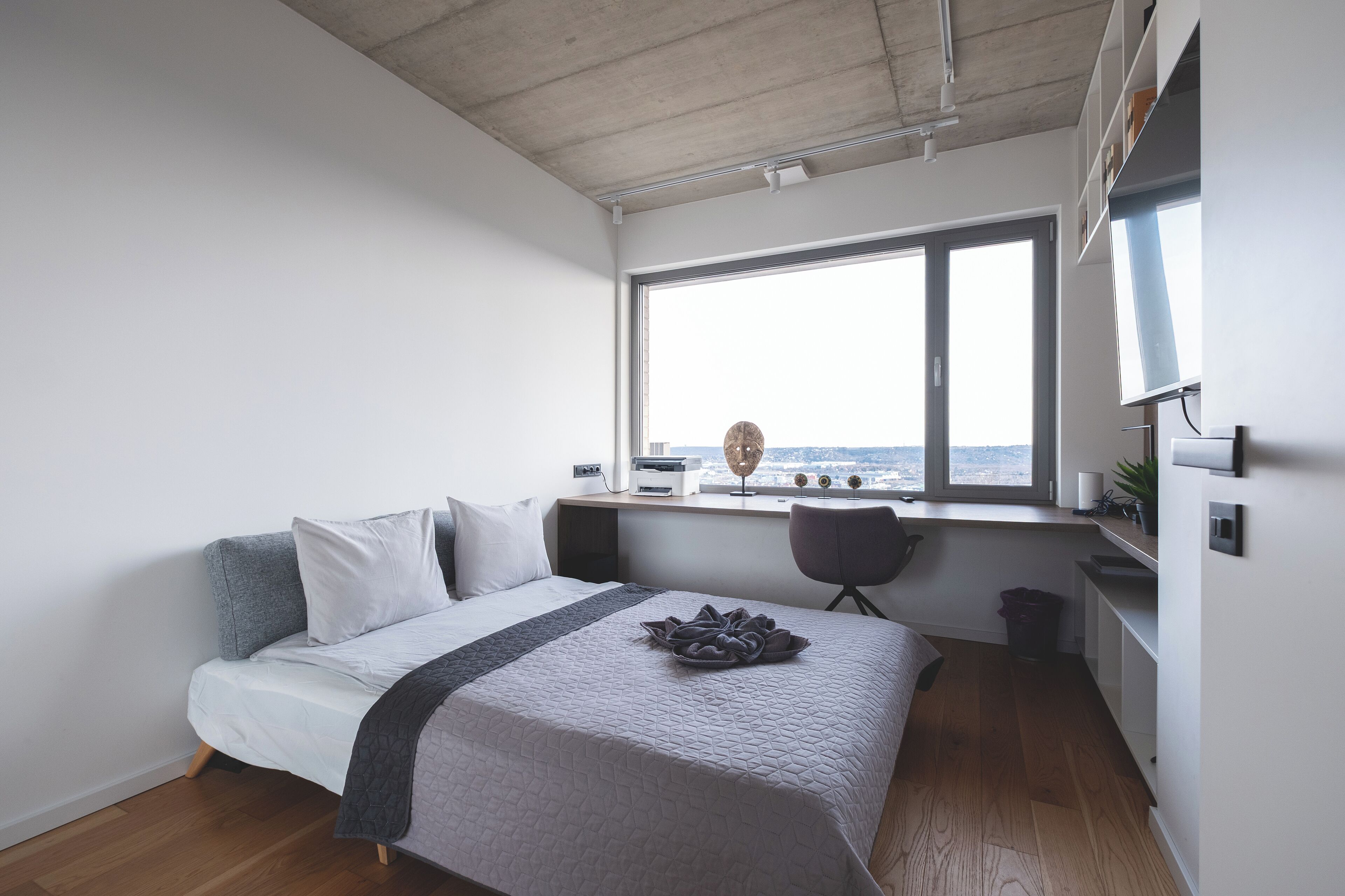 3 habitaciones, escritorio y tabla de planchar con plancha 