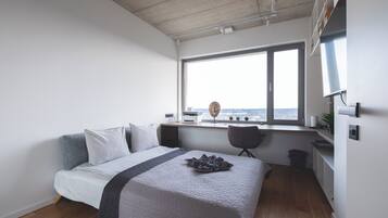 3 habitaciones, escritorio y tabla de planchar con plancha