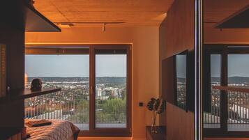 3 camere, una scrivania, ferro/asse da stiro, culla da viaggio