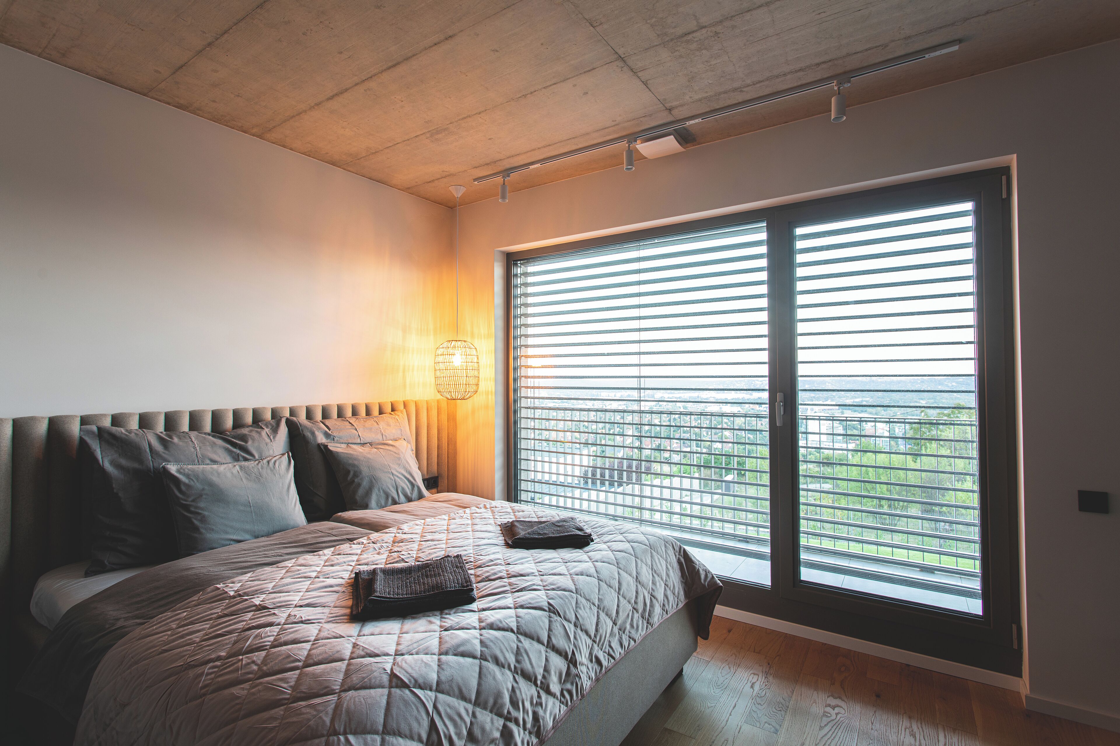 3 chambres, bureau, fer et planche à repasser, lit de bébé portatif