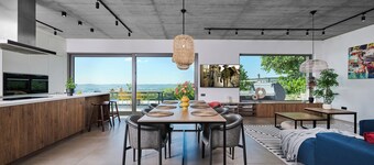Panoramic Hilltop Villa with Hot Tub, 15 Min to Budapest Center