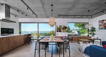 Panoramic Hilltop Villa with Hot Tub, 15 Min to Budapest Center