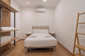 Bügeleisen/Bügelbrett, Reisekinderbett, kostenloses WLAN, Bettwäsche
