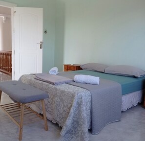 3 chambres, fer et planche à repasser, lit de bébé portatif