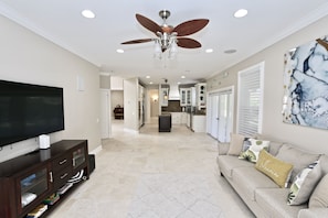 Smart TV - Azure Sky Spacious 5-bedroom house with WiFi and AC in enchanting Naples (Naples)
