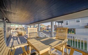 Outdoor dining - Beach Oasis w\Pickleball, Putting Green, Games, Firepit, & More (Bolivar Peninsula)