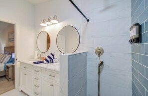 Shower, hair dryer, towels, soap - Beach Oasis w\Pickleball, Putting Green, Games, Firepit, & More (Bolivar Peninsula)