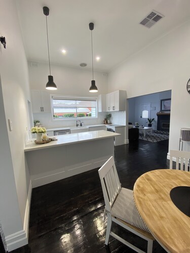 Daisy Cottage - 4 bedrooms, Close to CBD