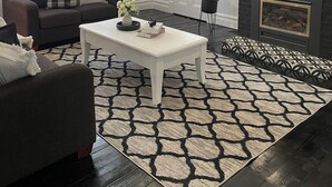 A living room with a sofa, coffee table, and fireplace. - Daisy Cottage - 4 bedrooms, Close to CBD (Golden Square)