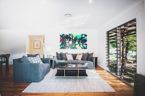 TV, fireplace
