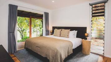 2 bedrooms, travel cot, WiFi, bed sheets