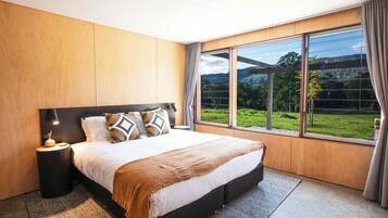 2 bedrooms, travel cot, WiFi, bed sheets