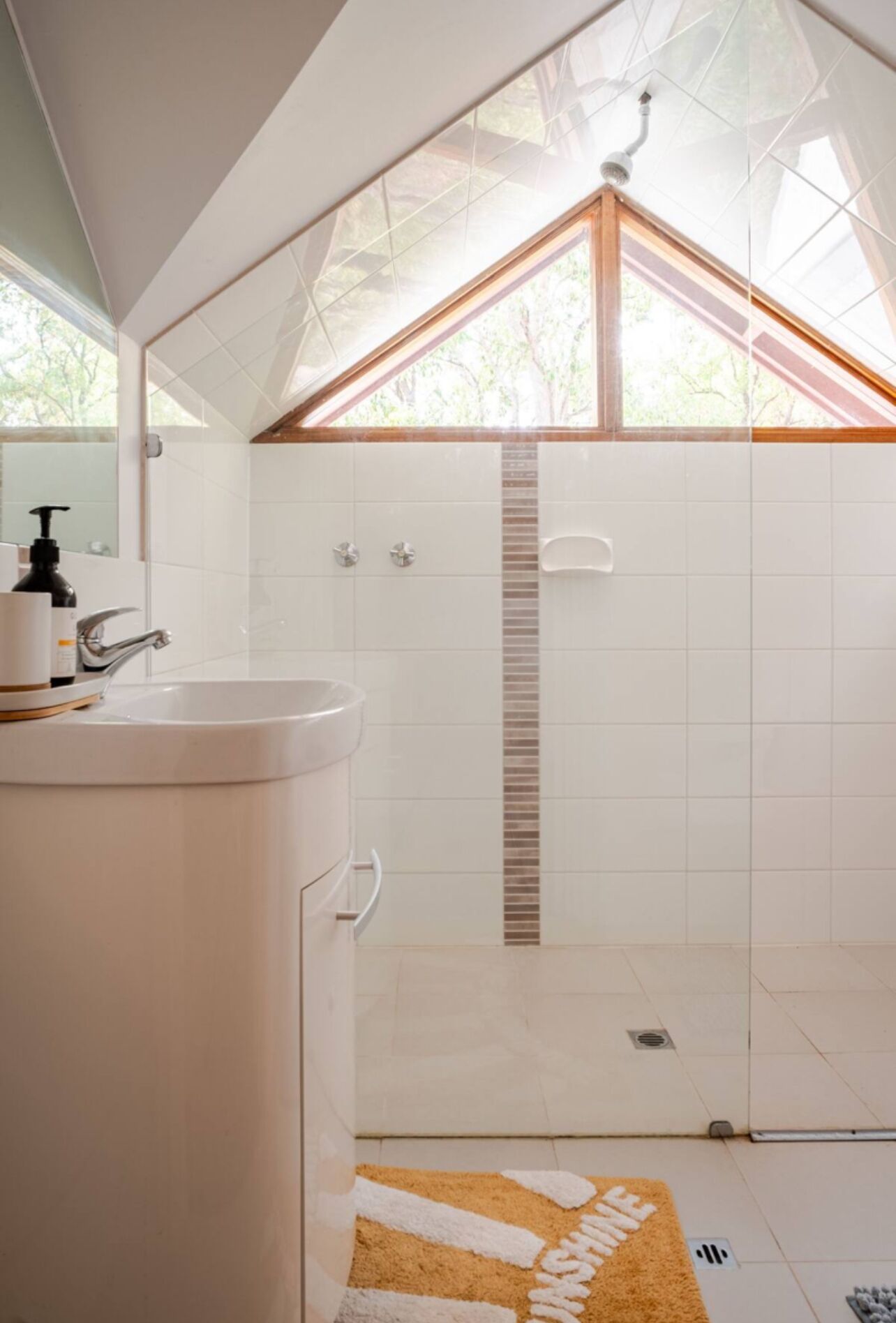 Sèche-cheveux, serviettes fournies, savon, papier toilette