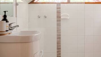 SĂšche-cheveux, serviettes fournies, savon, papier toilette