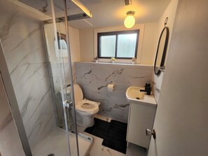 Haartrockner, Handtücher, Seife, Toilettenpapier