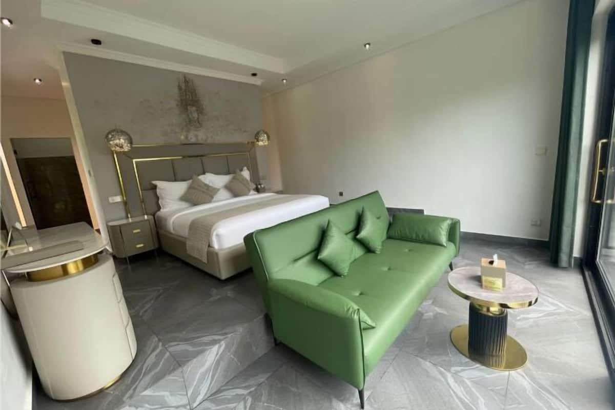 Premium bedding, memory foam beds, in-room safe, WiFi (free)