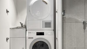 Un área de lavandería compacta con lavadora y secadora apiladas.