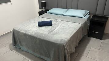 1 habitación, tabla de planchar con plancha, wifi y ropa de cama