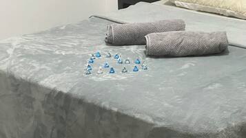 1 dormitorio, tabla de planchar con plancha, wifi y ropa de cama