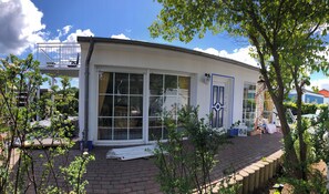 Exterior - Sunny beach house right on the lagoon with water views for 2-4 people (Mönkebude)