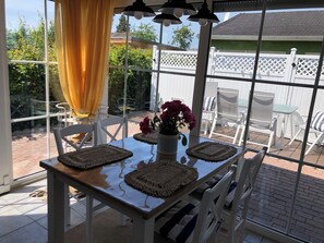 Dining - Sunny beach house right on the lagoon with water views for 2-4 people (Mönkebude)