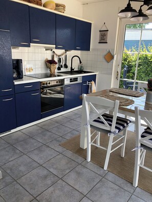 Fridge, oven, stovetop, dishwasher - Sunny beach house right on the lagoon with water views for 2-4 people (Mönkebude)