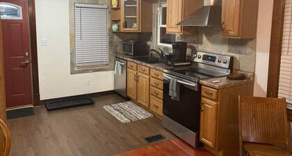 Charming 2-bedroom house with WiFi, AC in delightful La Crosse
