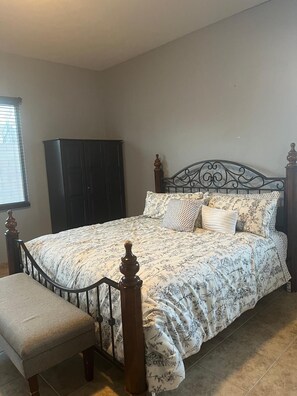 4 bedrooms, WiFi, bed sheets - Escape to Serenity: A Sunlit 4-Bedroom Haven Near Saguaro’s Cacti & Tucsons Gems (Tucson)