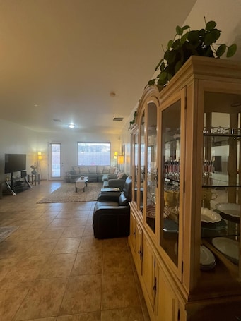 Interior. Escape to Serenity: A Sunlit 4-Bedroom Haven Near Saguaro’s Cacti & Tucsons Gems