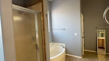 Toallas, jabón, papel de baño