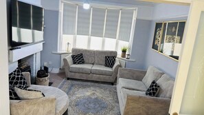 TV - Elegant 4BR Home: Stylish Comfort Retreat (Tyne and Wear)