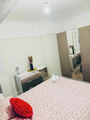 4 bedrooms, iron/ironing board, WiFi, bed sheets