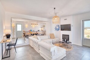 TV - Villa Sunshine · 5BR Beachfront Über Boho Chic Vil (Xifara)