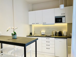 Kühlschrank, Mikrowelle, Wasserkocher mit Kaffee-/Teezubehör