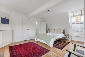 4 bedrooms, iron/ironing board, WiFi, bed sheets