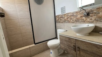 Secador de cabelo, toalhas de banho, sabonete, papel higiênico