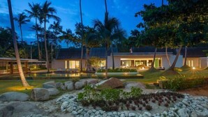 A modern resort with a pool, palm trees, and a well-maintained garden. - Fashionable Villa Malabar Beachfront 5 Bedrooms Plus 2 Kid's Bedrooms 10+6 (Koh Samui)