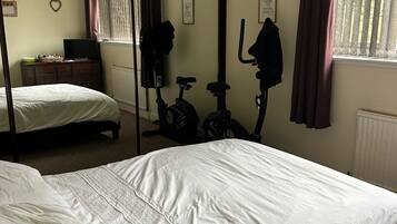 3 bedrooms, iron/ironing board, WiFi, bed sheets