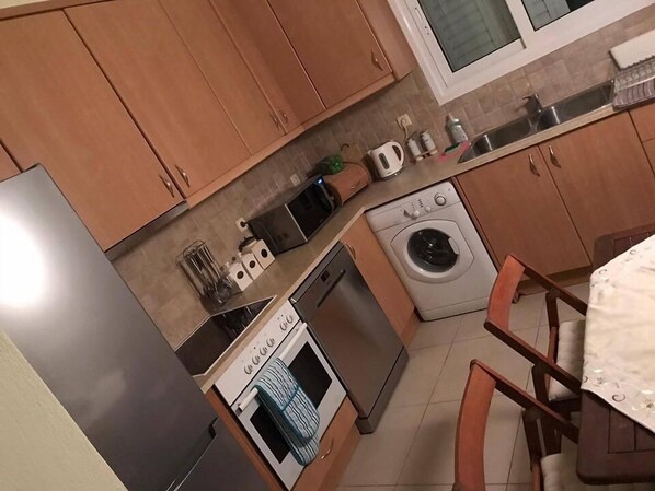 Kjøleskap, mikrobølgeovn, ovn og kokeplater