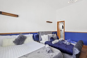 3 slaapkamers, een strijkplank/strijkijzer, wifi, beddengoed