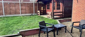 House - Sleeps 8 - Hot tub - Parking - Garden