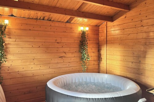 House - Sleeps 8 - Hot tub - Parking - Garden