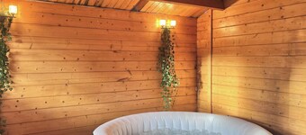 House - Sleeps 8 - Hot tub - Parking - Garden