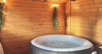 House - Sleeps 8 - Hot tub - Parking - Garden
