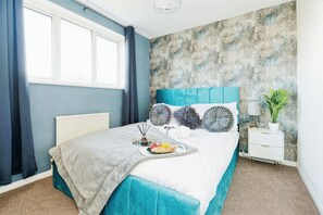 3 habitaciones, tabla de planchar con plancha, wifi y ropa de cama 