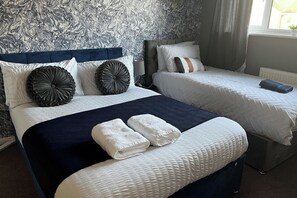 3 habitaciones, tabla de planchar con plancha, wifi y ropa de cama 