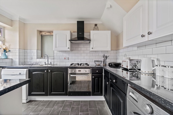 Køleskab, mikrobølgeovn, ovn, kogeplade