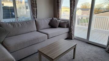 Een televisie en een open haard