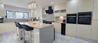 House - Sleeps 16, Parking, Pets Allowed & Jacuzzi